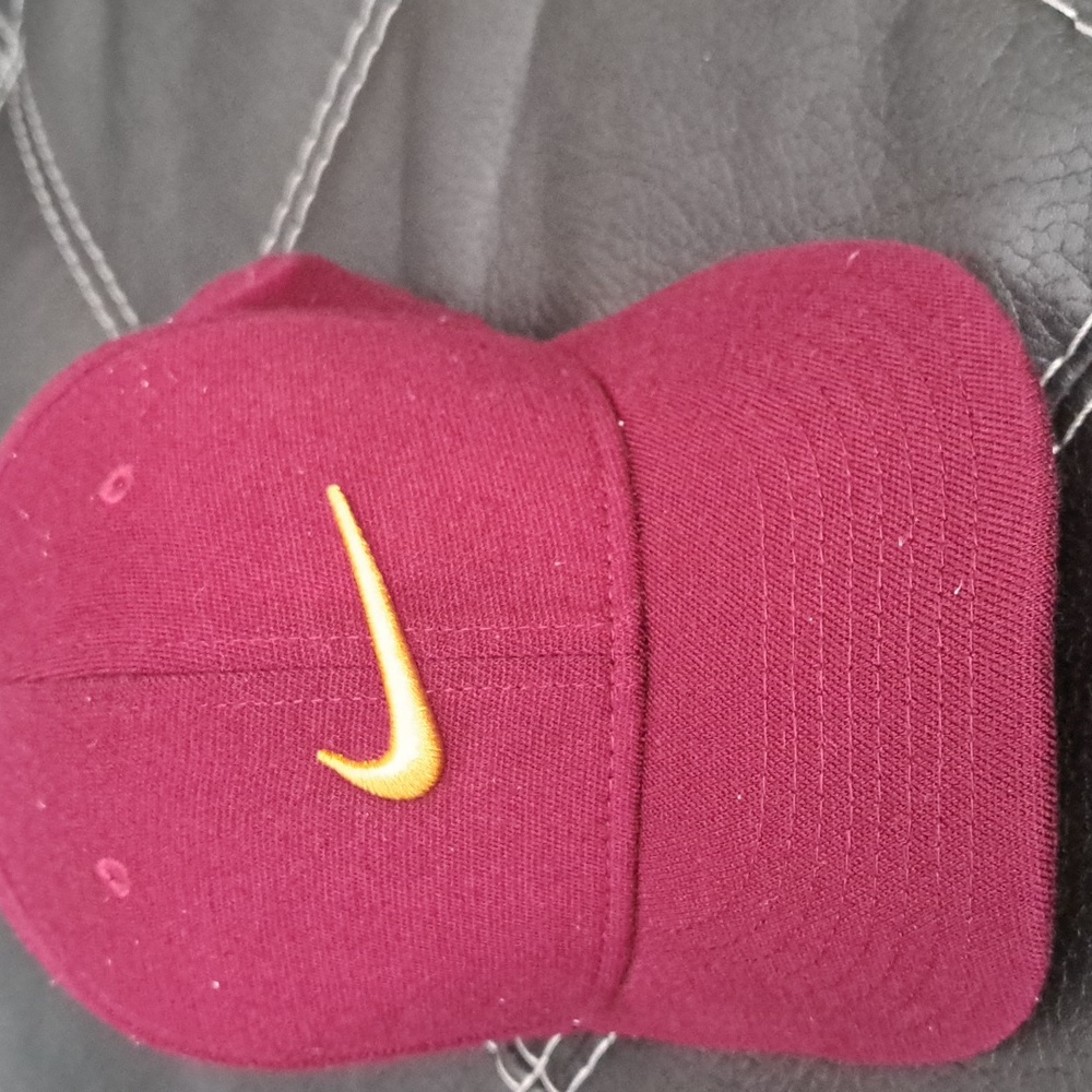 Men's Nike cap/ good condition / maroon / gold